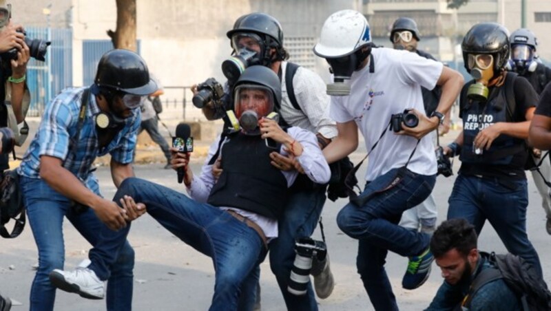 Dieser Reporter wurde durch den Schuss eines Polizisten verletzt. (Bild: AP)
