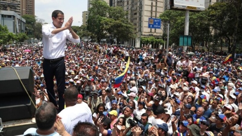 Oppositionsführer Juan Guaido vor seinen Anhängern in Caracas (Bild: AP)