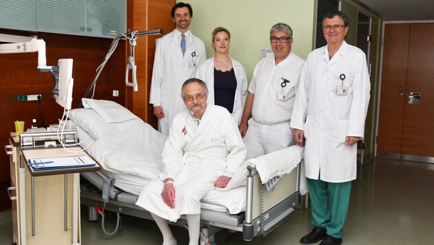 Patient Christoph Schmid (68) mit den drei Ärzten Cejka, Krause und Függer sowie Tamara Hammer vom Transplantkoordinationsteam (Bild: Ordensklinikum)