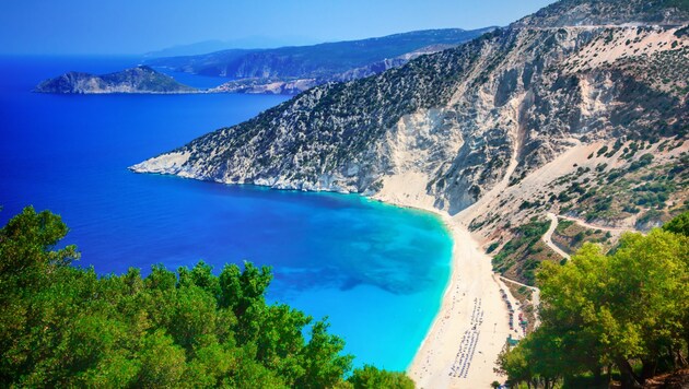 Myrtos Beach auf der Insel Kefalonia zählt zu den schönsten und außergewöhnlichsten Stränden in ganz Griechenland. (Bild: stock.adobe.com)