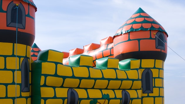Im Schweizer Appenzell ist am Samstag eine Hüpfburg von einer Windböe erfasst worden (Symbolbild). (Bild: stock.adobe.com)