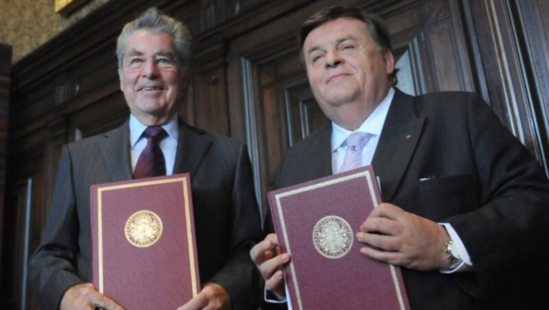 Der damalige Bundespräsident Heinz Fischer und Helmut Thoma (r.) im Dezember 2011 bei der Überreichung des „Goldenen Doktordiploms“ an der Universität Wien (Bild: APA/HERBERT PFARRHOFER)