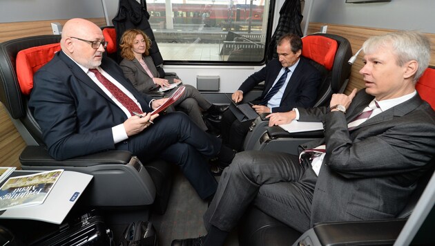 In der Business-Class des Railjets nahm ÖBB-Chef Andreas Matthä (l.v.), hier im Gespräch mit Heinz Purkarthofer (r.v.), für die Speed-Dates Platz. (Bild: ÖBB/Foto Fischer)