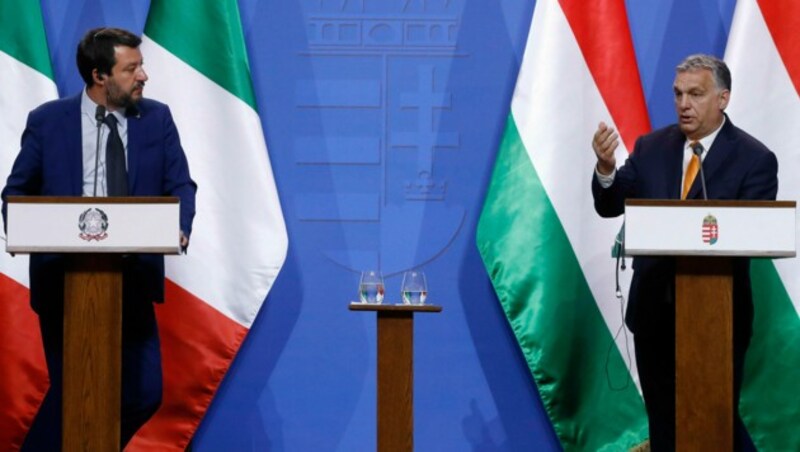 Salvini (li.) und Orban: Ähnlich sind nicht nur die Flaggen ihrer Länder. (Bild: AP)