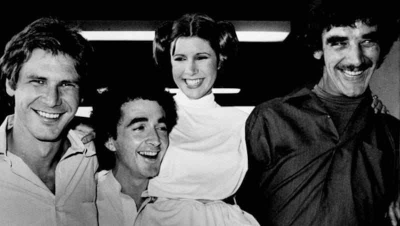 Ein Bild von den Dreharbeiten von „Star Wars“: Harrison Ford (Han Solo), Anthony Daniels (C3P0), Carrie Fisher (Prinzessin Leia) und Peter Mayhew (Chewbacca) (Bild: Copyright 2019 The Associated Press. All rights reserved.)