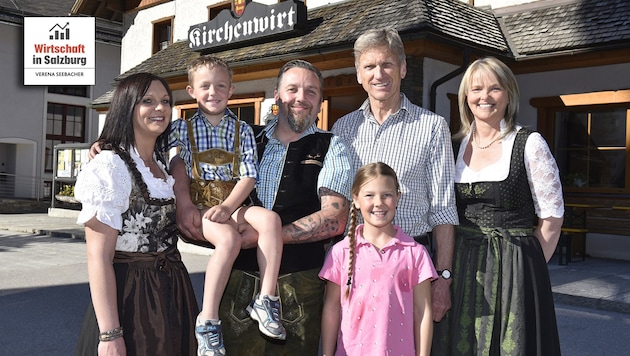 Stephanie Purkabek (li.) hat mit ihrem Mann Franz das Gasthaus ihrer Eltern übernommen (Bild: ROLAND HOLITZKY)