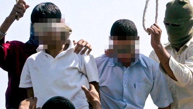 Archivbild Juli 2005: Zwei Teenager (16 und 18 Jahre) werden in der nordiranischen Stadt Maschhad gehängt. (Bild: AFP PHOTO/ISNA/STR, krone.at-Grafik)
