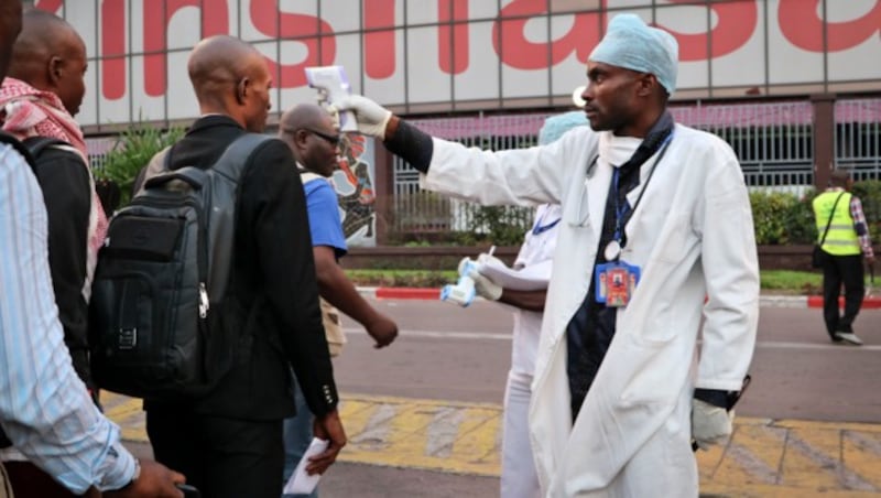 Gesundheitschecks am Flughafen Kinshasa nach der letzten Ebola-Epidemie im Kongo im Juni 2018 (Bild: AP)