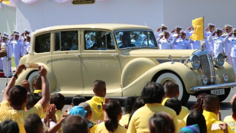 König Maha Vajiralongkorn und Königin Suthida kamen im Rolls Royce. (Bild: AP)