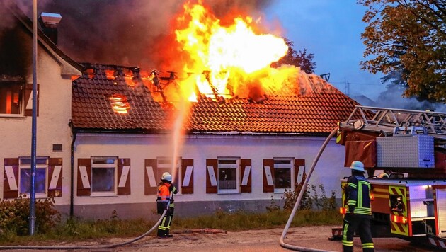 25 Mann der Feuerwehr Großgmain (Flachgau) sind seit Samstagfrüh bei einem Großbrand im benachbarten Bad Reichenhall im Einsatz. (Bild: Markus Tschepp)