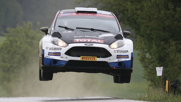 Hermann Neubauer und seine Co-Pilotin Christina Ettel trieben den ZM Racing Ford Fiesta R5 zu wahren Höhenflügen und segelten im Wechselland souverän zum Sieg. (Bild: GEPA Pictures/Grebien)