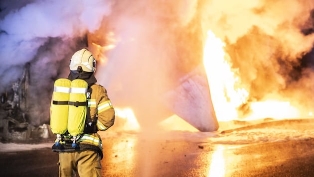35 Mann der Freiwilligen Feuerwehr Flachau löschten den entflammten LKW (Bild: FF Flachau)