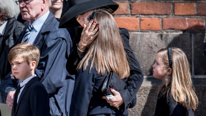 Auch Kronprinzessin Mary kam mit ihren Kindern, um von den drei Kindern Povlsen Abschied zu nehmen. (Bild: AP)