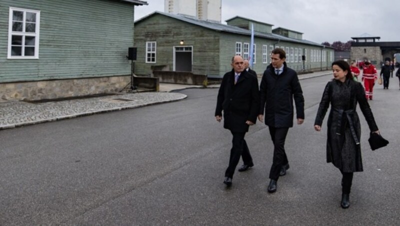 Kurz und Sobotka mit Mauthausen-Direktorin Barbara Glück (Bild: BUNDESKANZLERAMT/ARNO MELICHAREK)