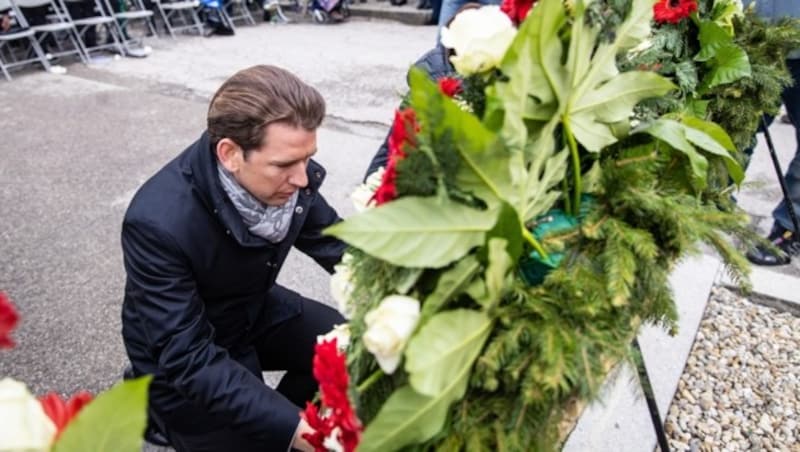 Sebastian Kurz bei der Kranzniederlegung (Bild: BUNDESKANZLERAMT/ARNO MELICHAREK)