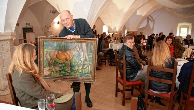 Ernst Bauer präsentiert den Besucher die mitgebrachten Werke - diesmal im Schloss Moosburg bei Moneten für Antiquitäten (Bild: Rojsek-Wiedergut Uta)