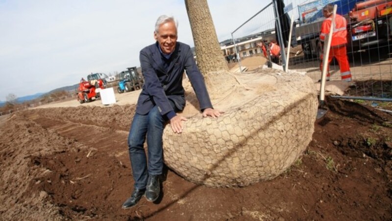 Klaus Littmann mit einem Stadion-„Star“ bei der Anlieferung (Bild: Rojsek-Wiedergut Uta)