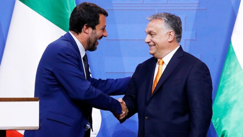 Auf einer Linie: Salvini und Orban in Budapest (Bild: AP)