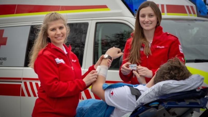 Helena Burgstaller und Carina Strauß (r.) lieben es zu helfen (Bild: OÖRK/Zehetner)