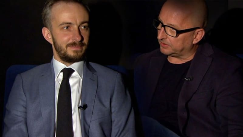 Der deutsche Satiriker Jan Böhmermann im Interview in der ORF-Sendung „Kulturmontag“ (Bild: tvthek.orf.at, krone.at-Grafik)