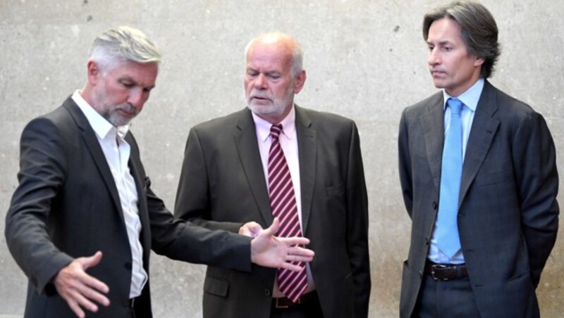 Walter Meischberger im Gespräch mit Karl-Heinz Grasser und dessen Anwalt Manfred Ainedter (Bild: APA/ROLAND SCHLAGER / APA POOL)