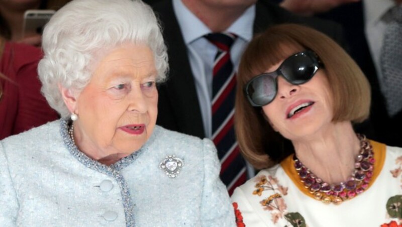 Queen Elizabeth II. und Anna Wintour bei der Londoner Fashion Week (Bild: AFP)