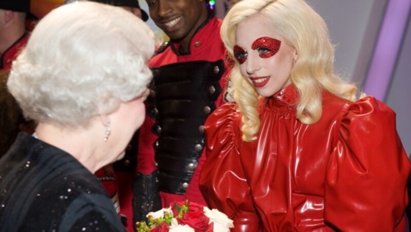 Queen Elizabeth II. trifft Lady Gaga. (Bild: AFP)