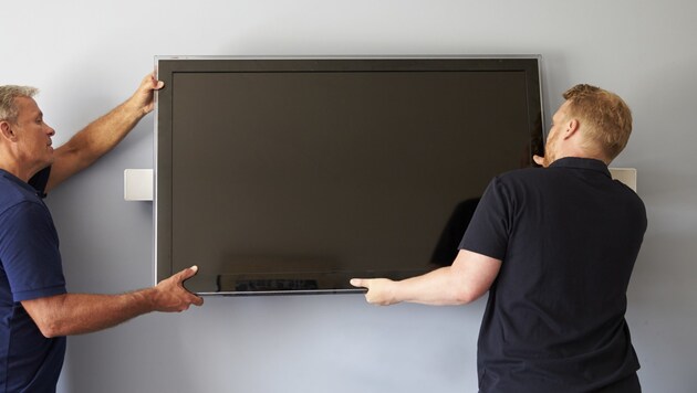 Wenn der Fernseher kaputtgeht, kann es mühsam werden und sehr ärgerlich (Symbolbild). (Bild: ©Monkey Business - stock.adobe.com)