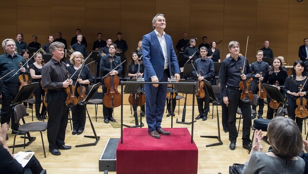 Dirigent Markus Poschner und das Bruckner Orchester an der Linzer Kepler Universität (Bild: JKU/HERMANN WAKOLBINGER)