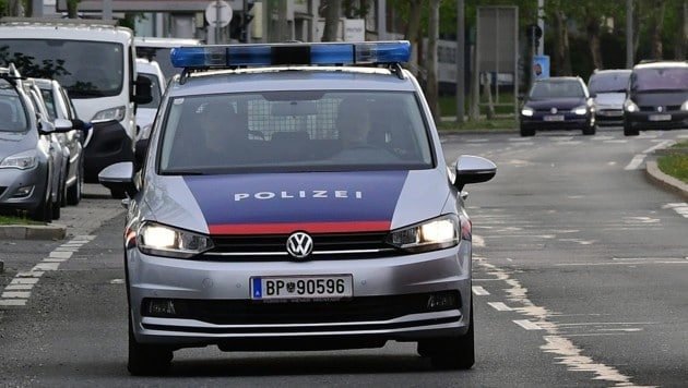 Die gekappte Oberleitung krachte auf ein Polizeiauto (Symbolbild). (Bild: P. Huber)