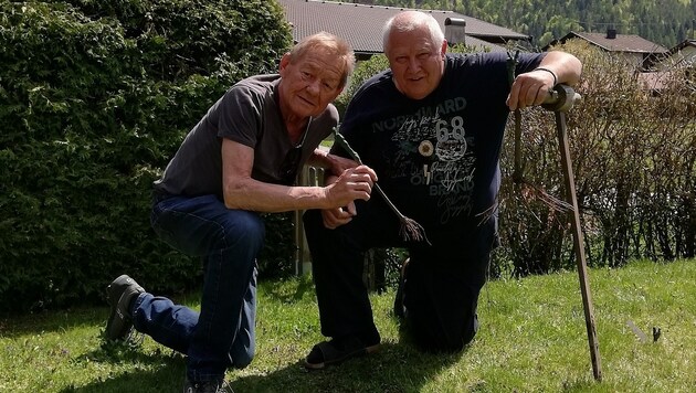 Musik-Legende Wolfgang Ambros und Walter Meidlinger pflanzten die Reben mit einem traditionellen Setzeisen. (Bild: Walter Meidlinger)