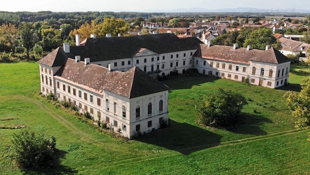 Um rund 48 Millionen Euro soll das baufällige Schloss in der ersten Bauphase saniert werden. (Bild: sans souci gruppe)