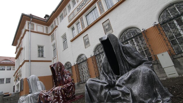 Die drei "Wächter der Zeit" vorm Dorotheum in Linz (Bild: Schütz Markus)