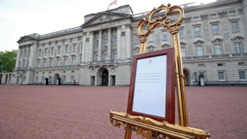 Vor dem Buckingham-Palast wurde die Verkündung der Geburt von Baby Sussex aufgestellt. (Bild: AFP)