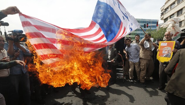 Der Hass auf den „Satan USA“ wird im Iran regelmäßig auf offener Straße zelebriert. (Bild: APA/AFP/STRINGER)