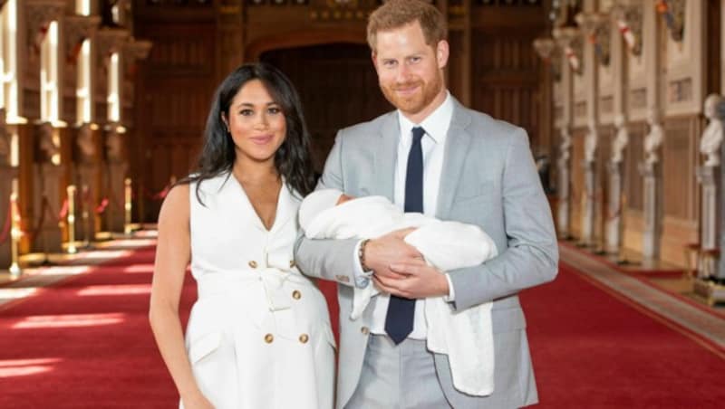 Herzogin Meghan und Prinz Harry mit ihrem Sohn in Windsor Hall (Bild: AP)