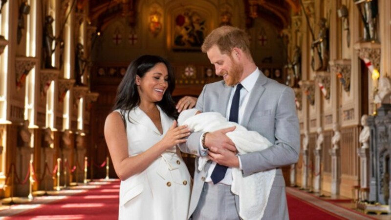 Meghan und Harry mit ihrem Nachwuchs (Bild: AP)