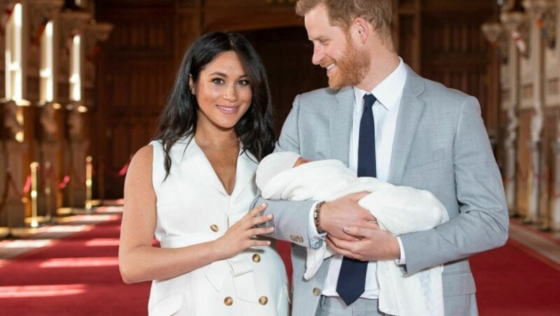 Meghan und Harry präsentierten ihren Nachwuchs der Öffentlichkeit. (Bild: AP)