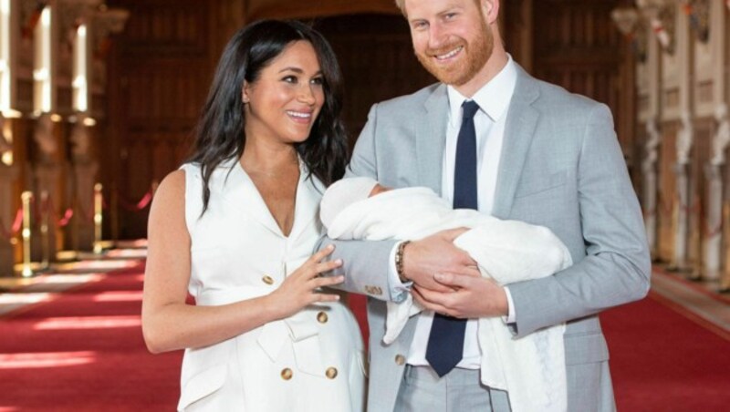 Meghan und Harry mit ihrem Nachwuchs (Bild: AP)