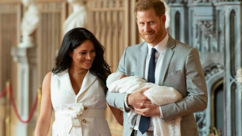 Prinz Harry und Herzogin Meghan mit ihrem schlafenden Sohn (Bild: AP)