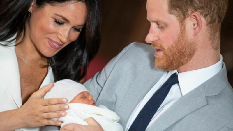 Herzogin Meghan und Prinz Harry mit ihrem Neugeborenen (Bild: AP)