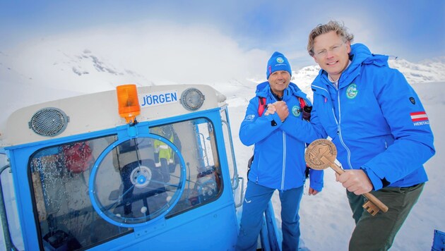 Der Chef der Schneeräumung, Peter Embacher und GROHAG-Vorstand Johannes Hörtl: "Wieder geschafft!" (Bild: www.neumayr.cc)