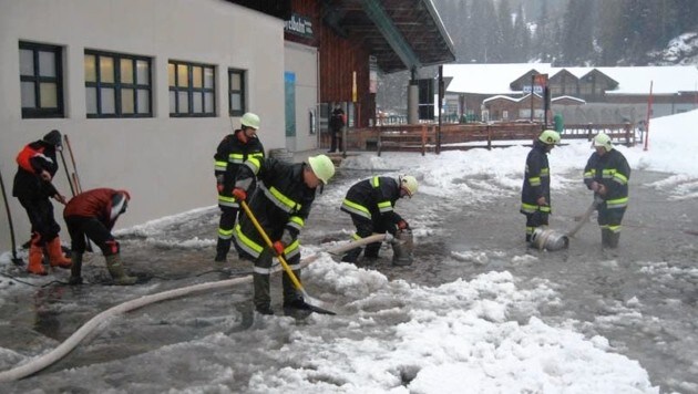 Ob bei Hochwasser, Waldbränden oder Unfällen - die Feuerwehr ist immer zur Stelle. Freiwillig! (Bild: Feuerwehr)
