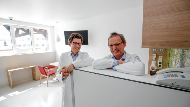 Univ.-Prof. Christian Pirich (links) mit Univ.-Prof. Felix Sedlmayer (Bild: Markus Tschepp)