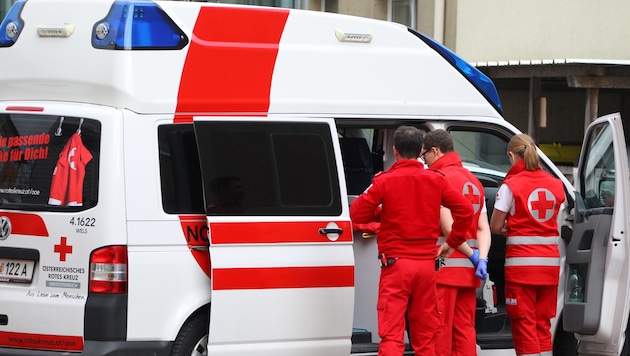 Beide Lenker wurden verletzt und ins Krankenhaus Schwarzach im Pongau gebracht (Symbolbild). (Bild: Matthias Lauber)