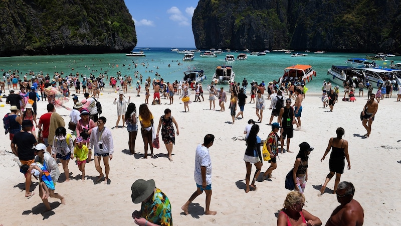 Die wunderschöne Aussicht muss man sich am Traumstrand von Maya Bay mit vielen anderen Touristen teilen. (Bild: AFP)