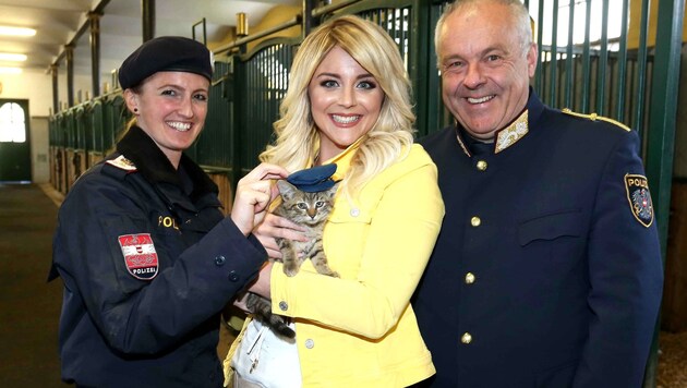 Sängerin Gina übergab das Kätzchen an Polizeireiterin Karina L. und Generalmajor Bernhard Treibenreif. (Bild: Reinhard Judt)