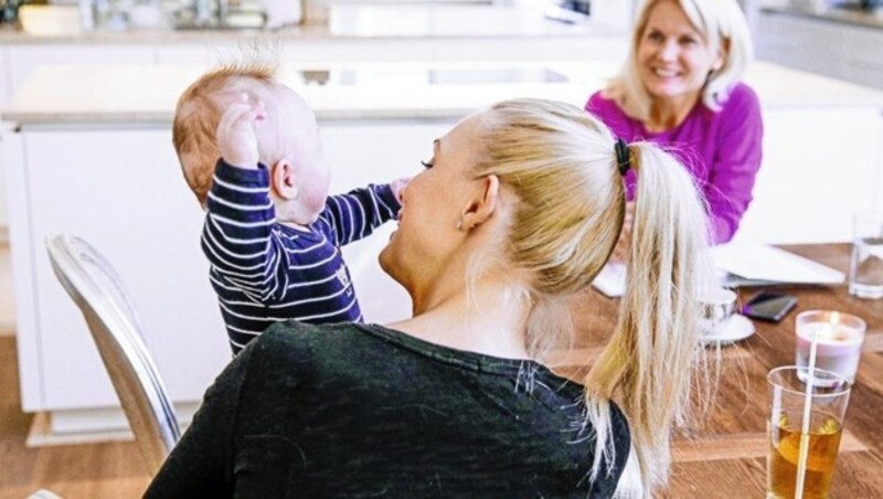 Gestatten, das ist Hendrik! Aufgeweckt brabbelt der Junior beim „Krone“-Besuch mit. (Bild: Reinhard Holl)