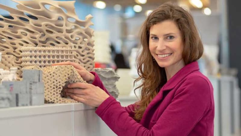 Forscherin Ulrike Pfreundt mit einigen der künstlichen Strukturen aus dem 3D-Drucker (Bild: ETH Zürich/Peter Rüegg)