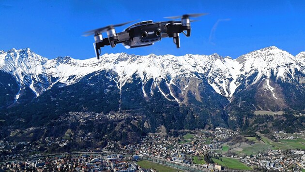 Die um 400 € gekaufte Drohne kam nie bei Leser Thomas E. in Tirol an (Symbolbilder/Fotomontage). (Bild: zeitungsfoto.at/Liebl Daniel, Peter Tomschi, krone.at-Grafik)